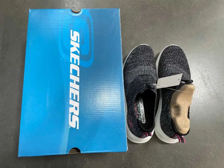 SKECHERS KNIT SLIP - ON SHOE + LADIES SIZE 7 ONLY - Costco Canada (ITM 1275006)
