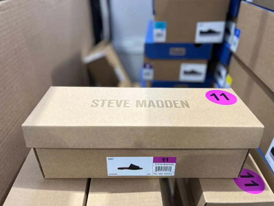 STEVE MADDEN LEATHER SLIDE + LADIES SIZES 6-11 - Costco Canada (ITM 3133007)